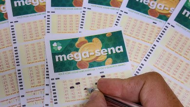 Bolão e volante da Mega-Sena com números sorteados e prêmio acumulado em São Paulo