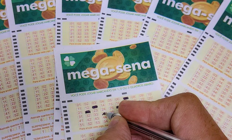 Bolão e volante da Mega-Sena com números sorteados e prêmio acumulado em São Paulo