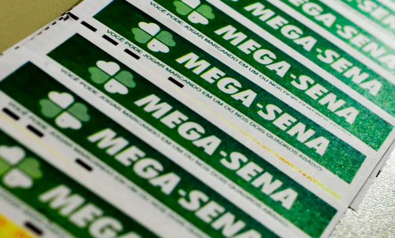 Bilhete da Mega-Sena com números sorteados e prêmio acumulado de R$ 86 milhões
