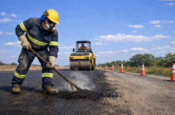 Servente atropelado por rolo compressor na MGC-122 após acidente durante obra no Norte de Minas