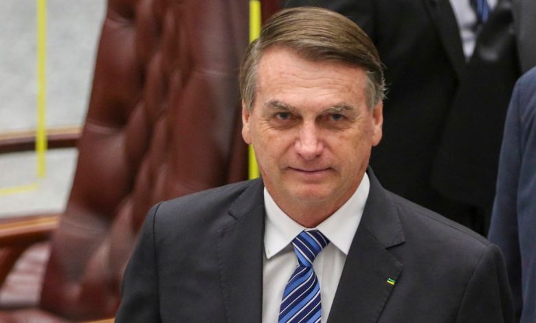 Alexandre de Moraes mantém Jair Bolsonaro em prisão domiciliar e determina apreensão de armas