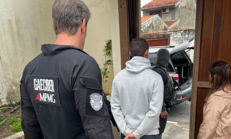 Equipe do MPMG em operação contra crime virtual em Pindamonhangaba, com apreensão de celulares e armas