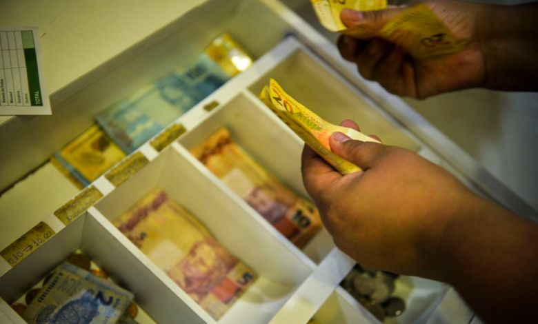 Trabalhadores consultam o abono salarial em aplicativo e canais da Caixa e do Banco do Brasil