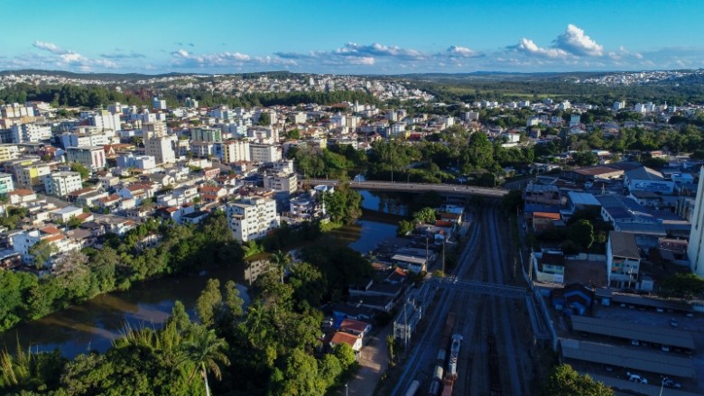 Vista urbana de Divinópolis com destaque para o ranking de competitividade dos municípios