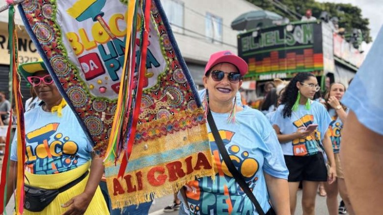 Pré-Carnaval de Divinópolis com blocos de rua e ritmistas ao vivo durante o desfile