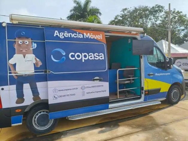 Mutirão da rede pública de esgoto em Divinópolis perto da mercearia Unicompras