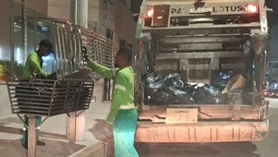 Coleta de lixo em Divinópolis no Centro, com orientação a comerciantes sobre horários de descarte