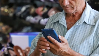 Tela de celular com aplicativo de bets e valores de apostas em destaque