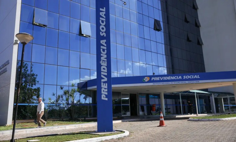 Aplicativo Meu INSS em celular com regra do consignado do INSS para aposentados e pensionistas