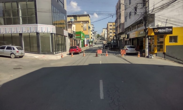 Interdições temporárias na Avenida Paraná, em Divinópolis, durante manutenção do pavimento asfáltico