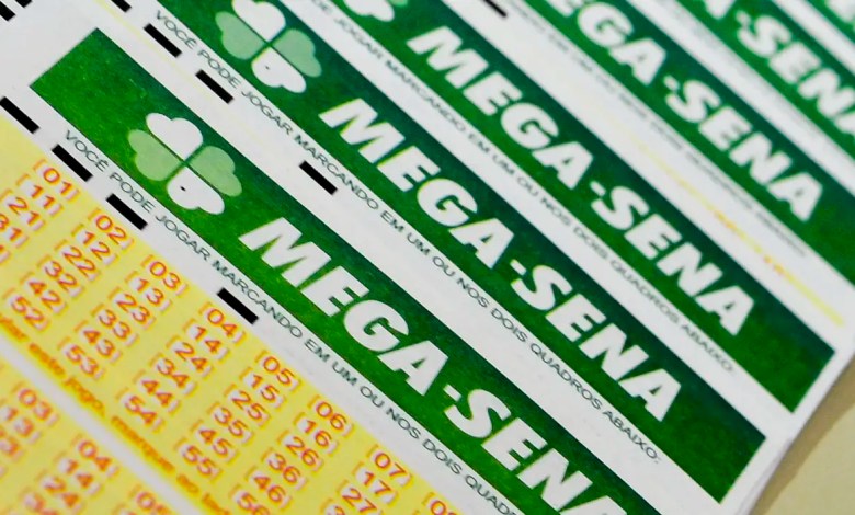 Mega-Sena com aposta e volante em lotérica antes do sorteio em São Paulo