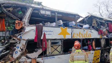 Ônibus em Petrópolis após tombamento na BR 040, com equipes atendendo vítimas do acidente