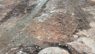 Pavimentação na Rua do Cobre interrompida em Divinópolis durante reparos na rede de esgoto e drenagem