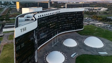 Eleitor consulta o voto em trânsito no site do TSE em um computador