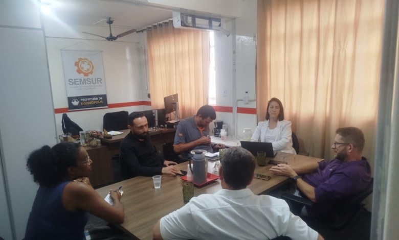 Reunião sobre iluminação pública em Divinópolis com cobrança por mais agilidade no atendimento