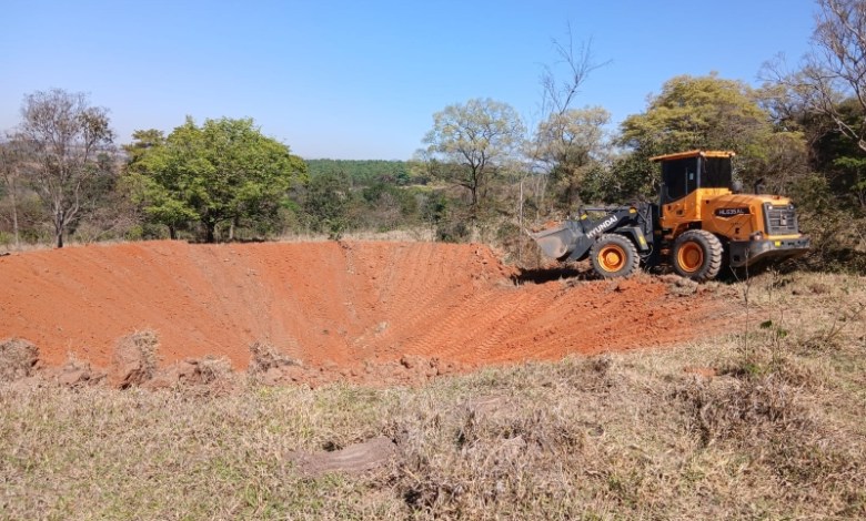 Máquinas trabalham na construção de barraginhas em Divinópolis, na zona rural, com apoio da Prefeitura, Codevasf e Emater-MG