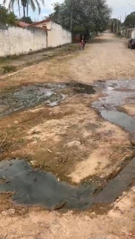 Vazamento de esgoto em Divinópolis na Rua Pequi, esquina com a Rua Cajueiro, no bairro Jardinópolis