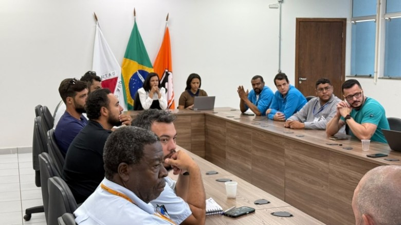 Reunião em Divinópolis sobre cabos e fios em postes com representantes da prefeitura e empresas
