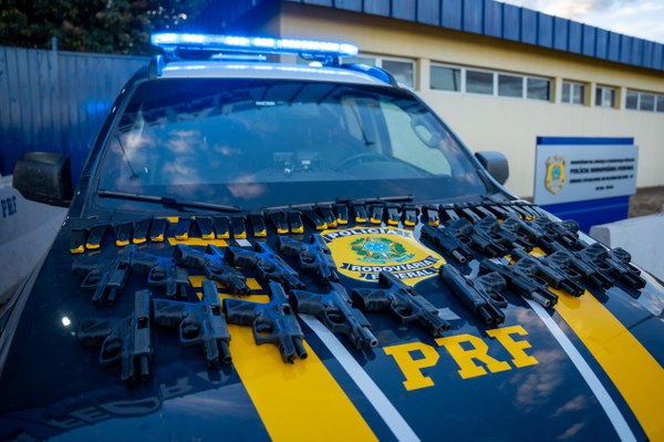 PRF faz apreensão de armas na BR-060, no Recanto das Emas (DF), durante fiscalização em ônibus