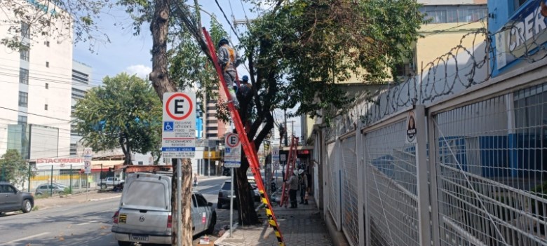 Mutirão de cabos em Divinópolis retira fios sem uso dos postes na avenida Primeiro de Junho