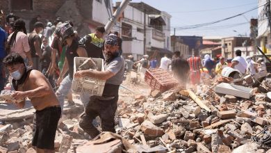 Equipes de resgate após terremoto na Colômbia, com danos em prédios e ruas