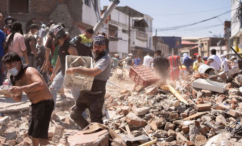 Equipes de resgate após terremoto na Colômbia, com danos em prédios e ruas