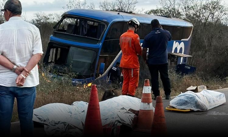 Acidente de ônibus na estrada, com um veículo azul tombado à beira da pista. Equipes de resgate estão presentes, e há cones de sinalização e cobertores térmicos sobre a estrada.