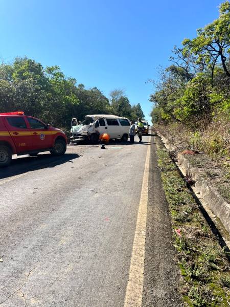 Acidente de carro na estrada, mostrando uma van danificada e veículos de emergência no local.