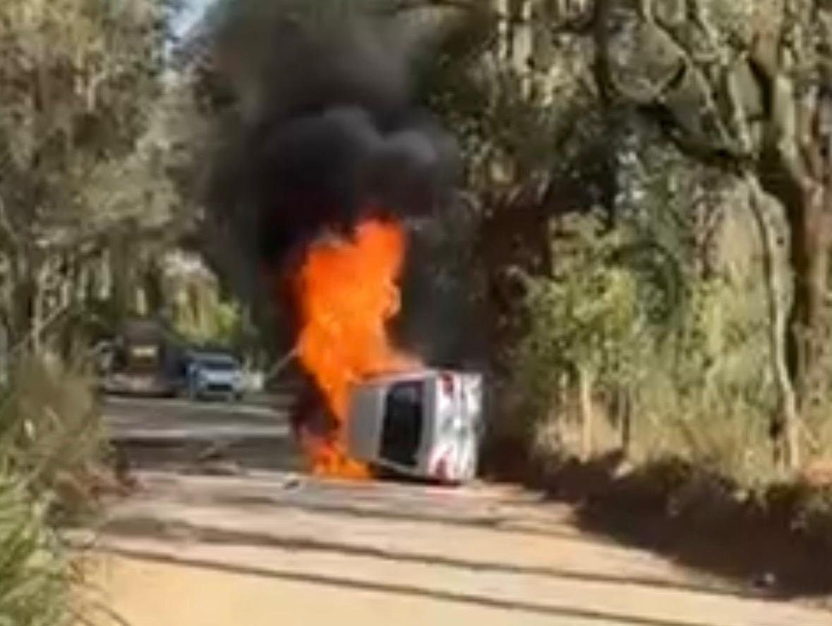 Carro capota e pega fogo na estrada que liga Carmo do Cajuru à região dos condomínios da Barragem