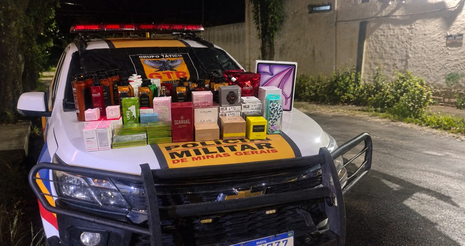 Fiscalização na MG-050 apreende cosméticos, fones e eletrônicos em carro que voltava de Foz do Iguaçu