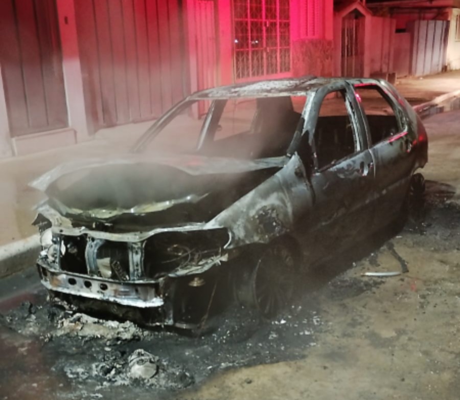 Carro pega fogo durante a madrugada e mobiliza os bombeiros em Lagoa da Prata