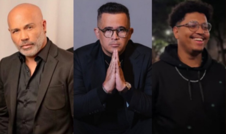Três homens em poses distintas: o primeiro com cabelo curto e barba, usando terno escuro; o segundo com óculos e mãos em atitude de oração; o terceiro com camisa preta e sorrindo.