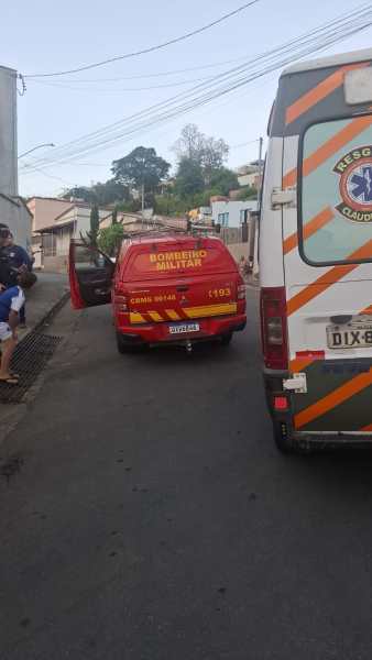Veículo do Corpo de Bombeiros estacionado em uma rua, com a porta aberta, e uma ambulância próxima.