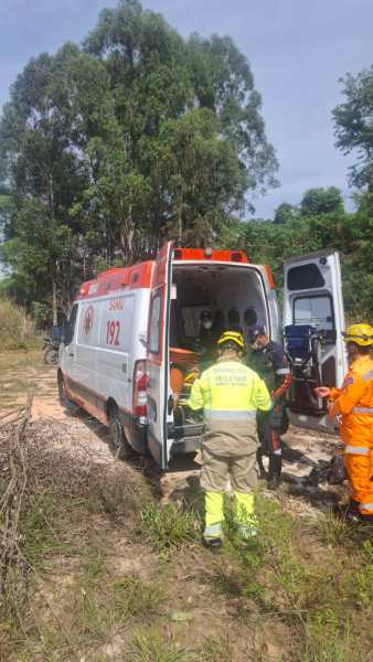 Uma ambulância estacionada em uma área rural, com profissionais de saúde se preparando para realizar atendimento.