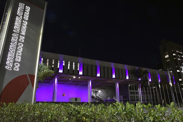 Palácio da Inconfidência iluminado de lilás em ação da ALMG sobre Alzheimer