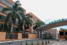 Frasco de medicamento associado ao tratamento de câncer de mama triplo-negativo
