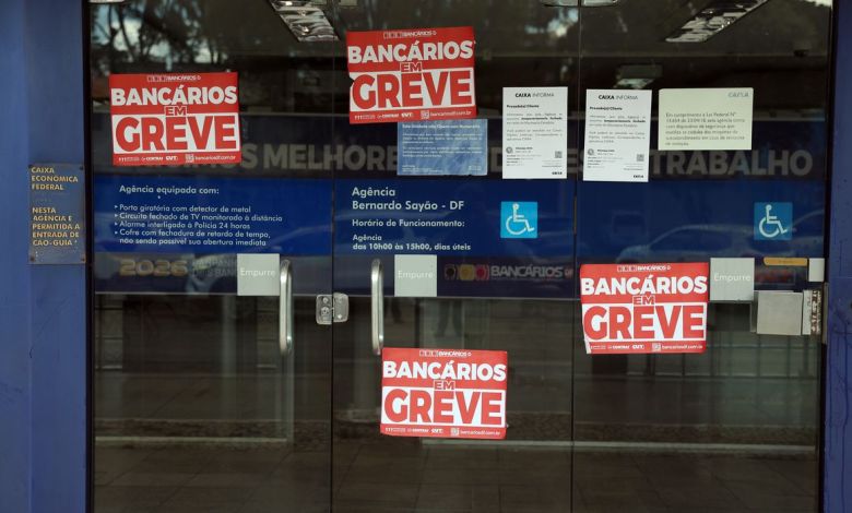 Empregados da Caixa em greve nacional após rejeição de proposta do banco