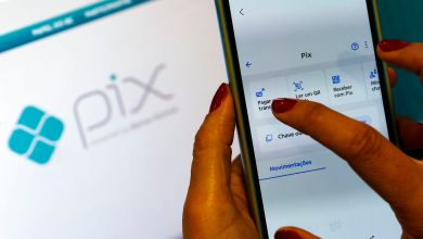 Tela de celular com pagamento via Pix e QR Code ao lado de boleto