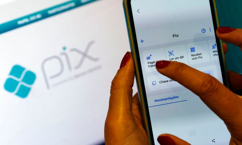 Tela de celular com pagamento via Pix e QR Code ao lado de boleto