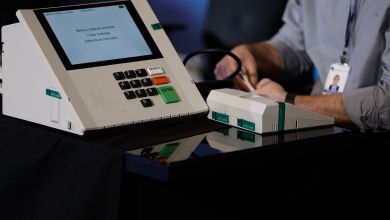 Urna eletrônica em eleição no Brasil, com regra do Código Eleitoral sobre prisão de candidatos