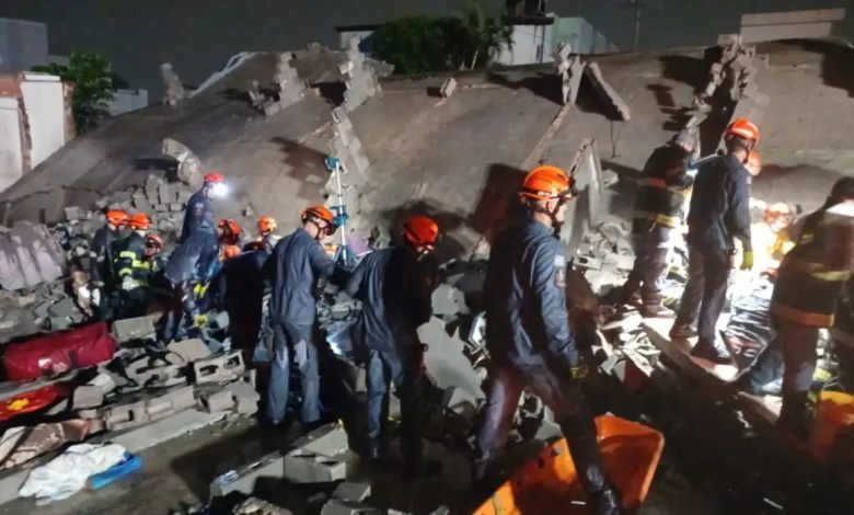 Desabamento de prédio em construção na Rua Tequici, na Penha, em São Paulo, com equipes de resgate no local