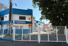 Fachada de unidade de saúde em Divinópolis, com mudança no acesso a pediatras e ginecologistas