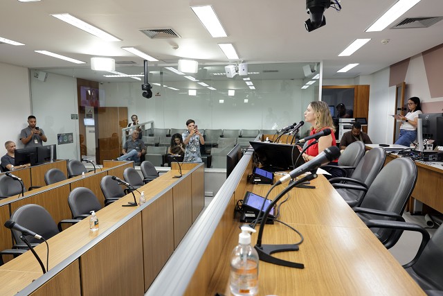 Audiência pública na ALMG sobre contratos de material didático da rede estadual