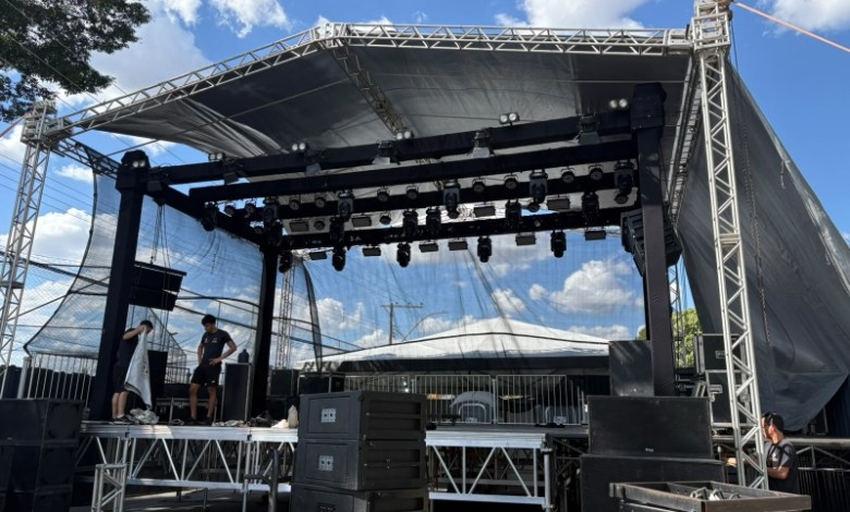 Praça da Bíblia, em Divinópolis, recebe montagem para o Festival Sertanejo
