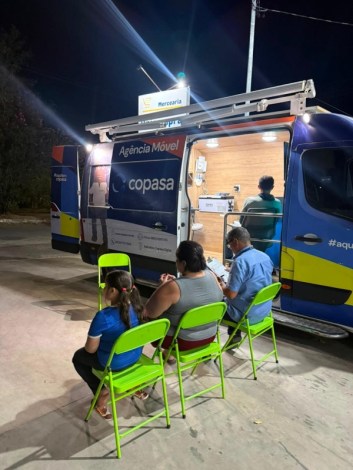 Equipes da Prefeitura e da Copasa em ação de orientação sobre ligação à rede de esgoto em Divinópolis