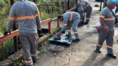Prefeitura retira escada na Avenida Magalhães Pinto, em Divinópolis, após pedido de moradores e comerciantes