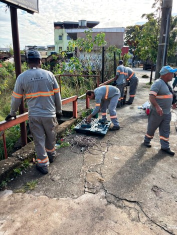 Prefeitura retira escada na Avenida Magalhães Pinto, em Divinópolis, após pedido de moradores e comerciantes