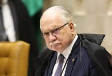 Luiz Edson Fachin em sessão do STF, com processos sobre Moraes, Vorcaro, Banco Master e INSS