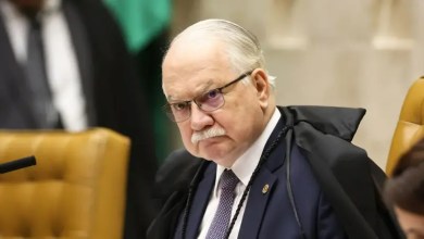 Luiz Edson Fachin em sessão do STF, com processos sobre Moraes, Vorcaro, Banco Master e INSS