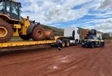 Viatura da PRF em operação na BR-040, em Itabirito/MG, durante apreensão de máquinas e veículos